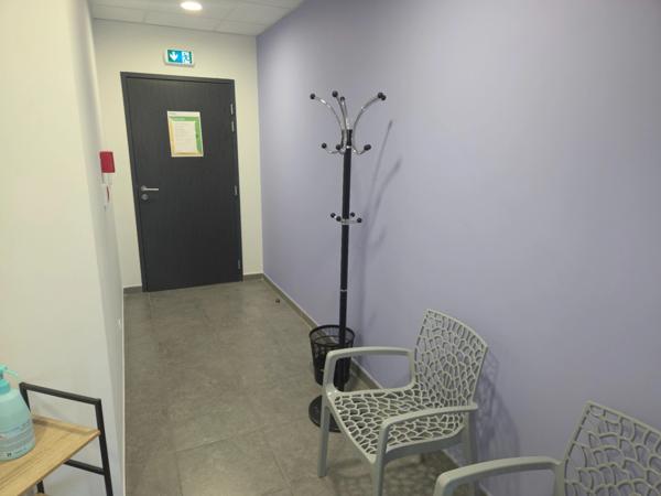 à vendre ALES (30) cabinet médical ou para-médical 96m2 actuellement kiné et 3 places de stationnement privatives.