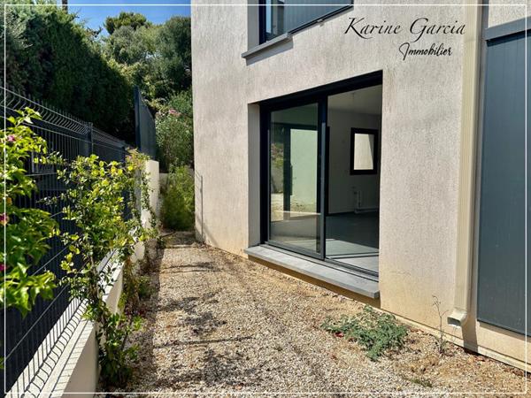 SIX FOURS LES PLAGES - CONSTRUCTION RECENTE - APPARTEMENT DE TYPE 3 -  68 m2 - TERRAIN 54 M² - PARKING EN SOUS SOL