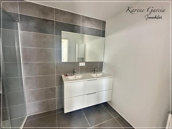 SIX FOURS LES PLAGES - CONSTRUCTION RECENTE - APPARTEMENT DE TYPE 3 -  68 m2 - TERRAIN 54 M² - PARKING EN SOUS SOL