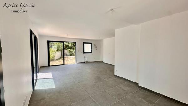 SIX FOURS LES PLAGES - CONSTRUCTION RECENTE - APPARTEMENT DE TYPE 3 -  68 m2 - TERRAIN 54 M² - PARKING EN SOUS SOL