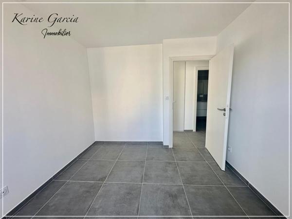 SIX FOURS LES PLAGES - CONSTRUCTION RECENTE - APPARTEMENT DE TYPE 3 -  68 m2 - TERRAIN 54 M² - PARKING EN SOUS SOL