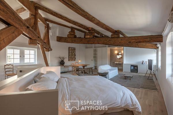 Hôtel Particulier du XVIIe revisité, en coeur de village