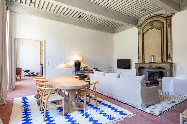 Hôtel Particulier du XVIIe revisité, en coeur de village
