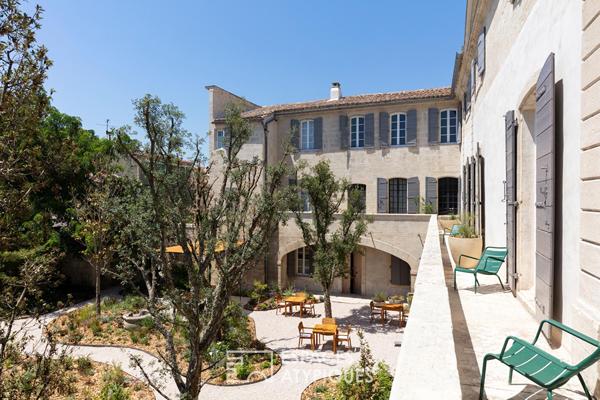 Hôtel Particulier du XVIIe revisité, en coeur de village