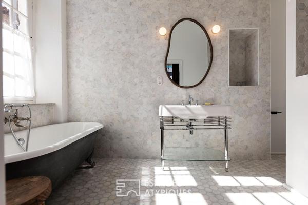 Hôtel Particulier du XVIIe revisité, en coeur de village
