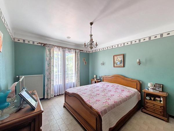 Villa 4 chambres  piscine double garage / 6800 m²