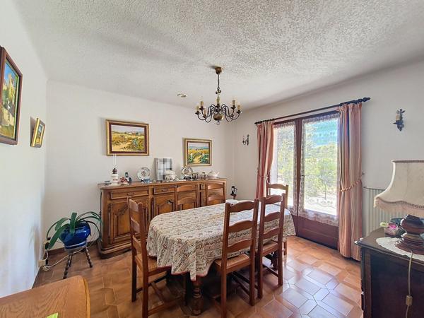 Villa 4 chambres  piscine double garage / 6800 m²