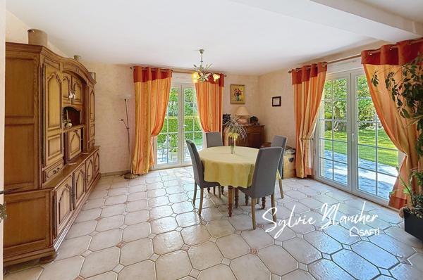 MAISON AU CENTRE D'EVRECY - 4 CHAMBRES - 834 M2 TERRAIN