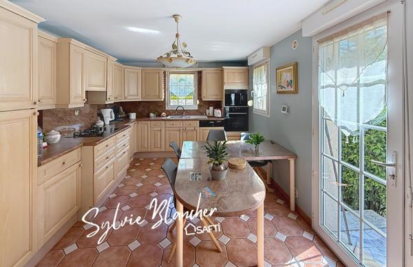 MAISON AU CENTRE D'EVRECY - 4 CHAMBRES - 834 M2 TERRAIN