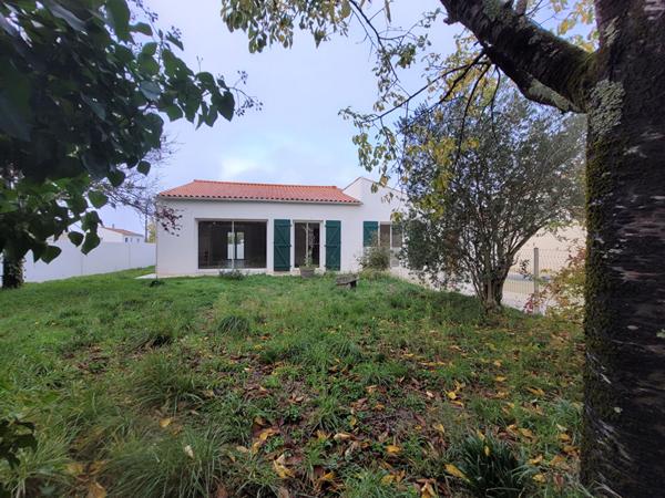 Maison rénovée de plain-pied avec jardin et piscine, Lagord, proche La Rochelle