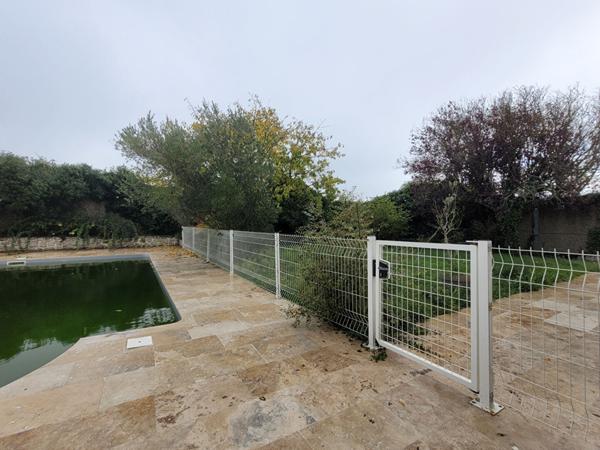 Maison rénovée de plain-pied avec jardin et piscine, Lagord, proche La Rochelle