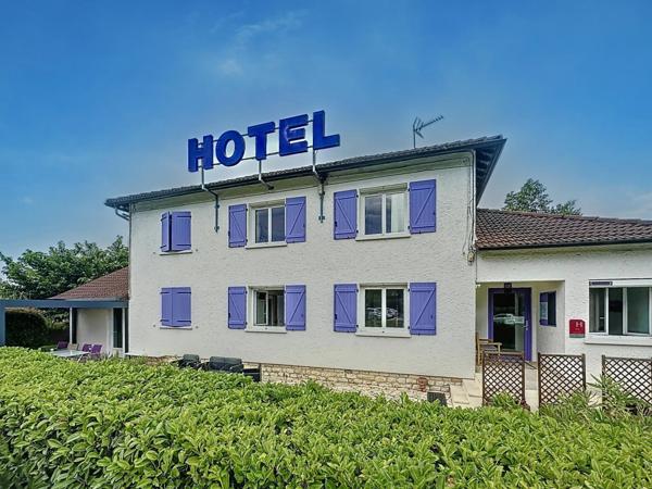 Hôtel de 9 chambres avec dépendance attenante proche autoroute et Cahors.