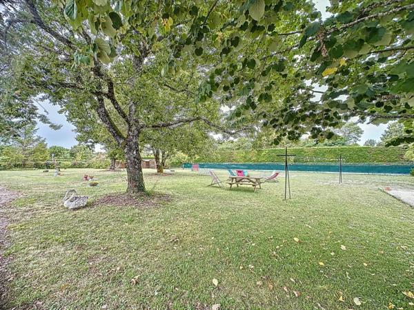 Hôtel de 9 chambres avec dépendance attenante proche autoroute et Cahors.