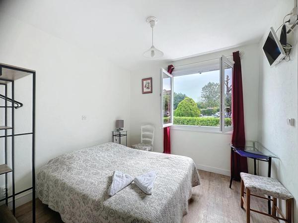 Hôtel de 9 chambres avec dépendance attenante proche autoroute et Cahors.