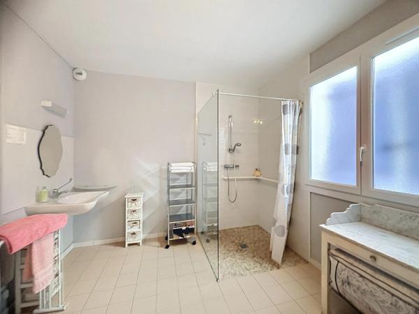 Hôtel de 9 chambres avec dépendance attenante proche autoroute et Cahors.