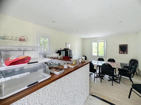 Hôtel de 9 chambres avec dépendance attenante proche autoroute et Cahors.