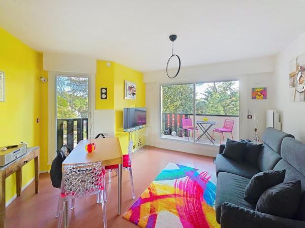 Beau studio lumineux avec plage et commerces à pied dans parc avec piscine