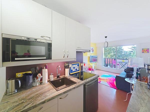 Beau studio lumineux avec plage et commerces à pied dans parc avec piscine