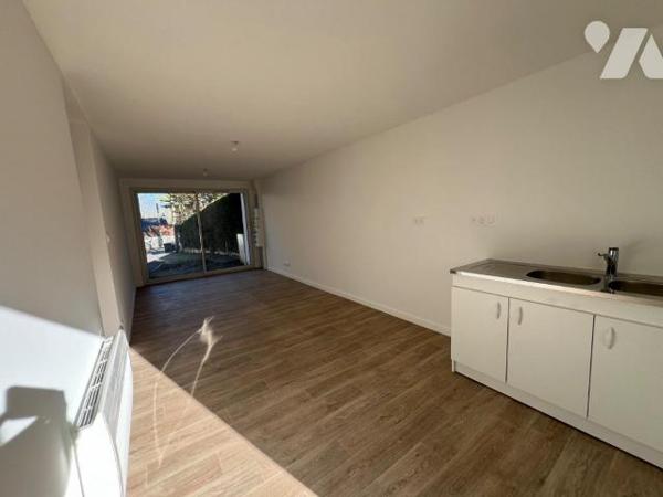 A VENDRE - ST MARC SUR MER - PROCHE CENTRE ET PLAGE DE MR HULOT - STUDIO 
Dans maison rénovée,...