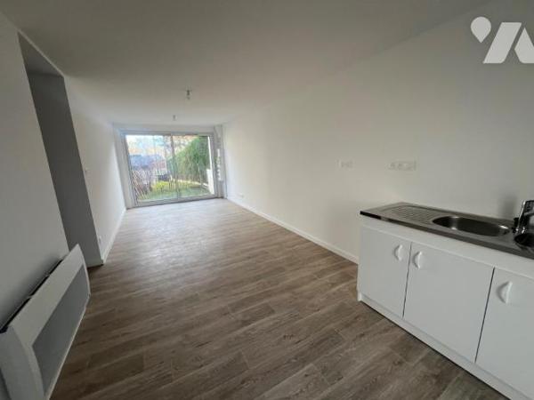 A VENDRE - ST MARC SUR MER - PROCHE CENTRE ET PLAGE DE MR HULOT - STUDIO 
Dans maison rénovée,...