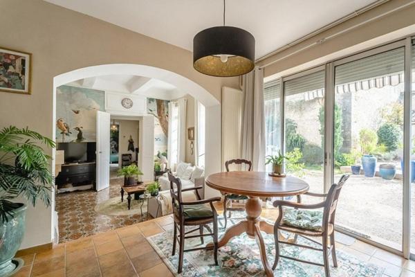 Demeure de caractère avec piscine, dépendances et volumes spectaculaires 15' de Béziers