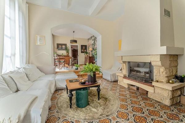 Demeure de caractère avec piscine, dépendances et volumes spectaculaires 15' de Béziers