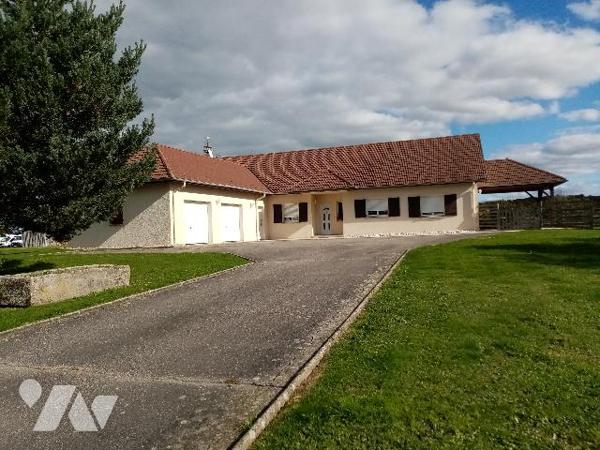 pavillon individuel de 2003, sur terrain clos et arboré de 6523m² avec bâtiment annexe à (garage)