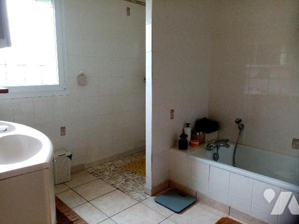 pavillon individuel de 2003, sur terrain clos et arboré de 6523m² avec bâtiment annexe à (garage)