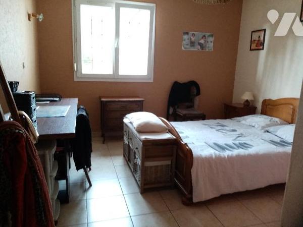 pavillon individuel de 2003, sur terrain clos et arboré de 6523m² avec bâtiment annexe à (garage)