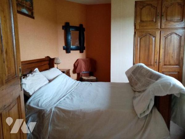 pavillon individuel de 2003, sur terrain clos et arboré de 6523m² avec bâtiment annexe à (garage)