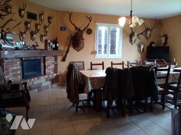 pavillon individuel de 2003, sur terrain clos et arboré de 6523m² avec bâtiment annexe à (garage)