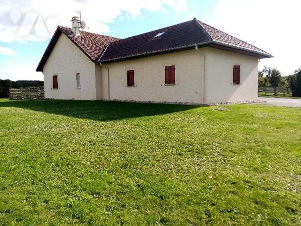 pavillon individuel de 2003, sur terrain clos et arboré de 6523m² avec bâtiment annexe à (garage)