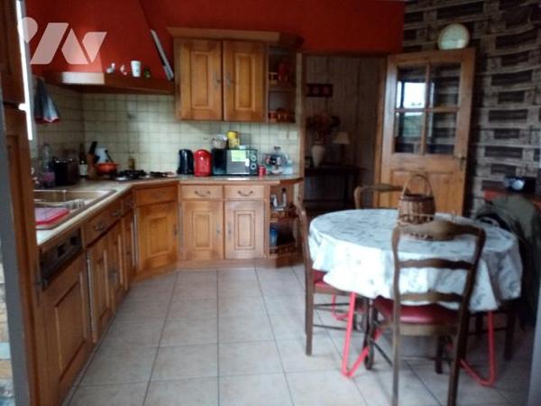 pavillon individuel de 2003, sur terrain clos et arboré de 6523m² avec bâtiment annexe à (garage)