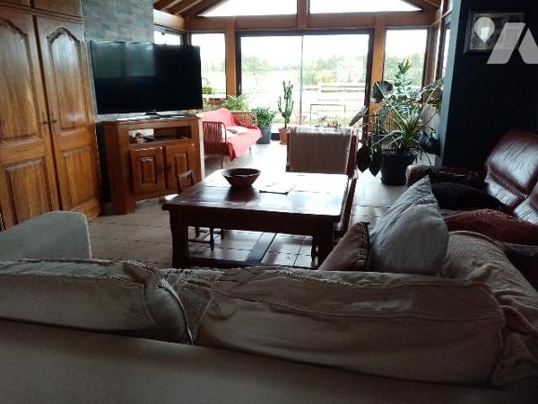 pavillon individuel de 2003, sur terrain clos et arboré de 6523m² avec bâtiment annexe à (garage)