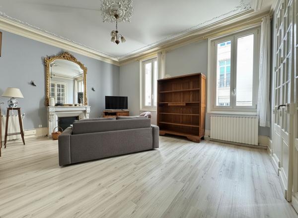 A VENDRE PLEIN CENTRE VILLE DE PERIGUEUX APPARTEMENT DE TYPE 3