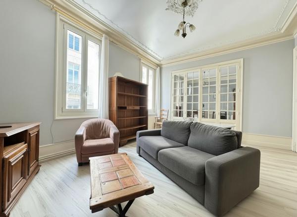 A VENDRE PLEIN CENTRE VILLE DE PERIGUEUX APPARTEMENT DE TYPE 3