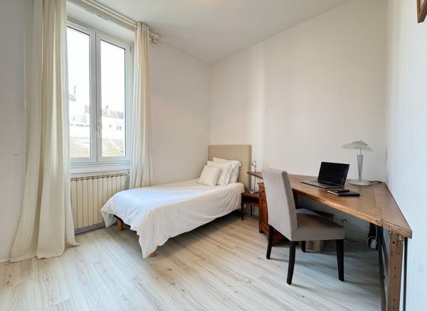 A VENDRE PLEIN CENTRE VILLE DE PERIGUEUX APPARTEMENT DE TYPE 3