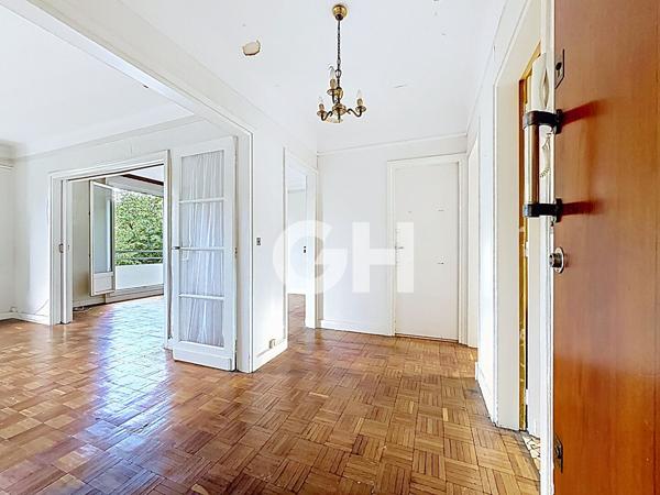 PROXIMITÉ NATION : 3 PIÈCES TRAVERSANT AVEC BALCON ET VUE DÉGAGÉE