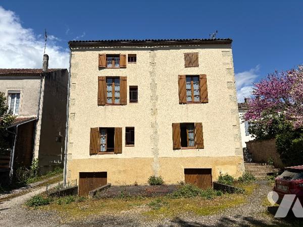 Immeuble en centre ville de Casteljaloux composé de 3 logements, avec cave, garage et jardin !