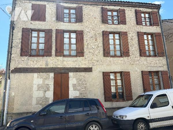 Immeuble en centre ville de Casteljaloux composé de 3 logements, avec cave, garage et jardin !