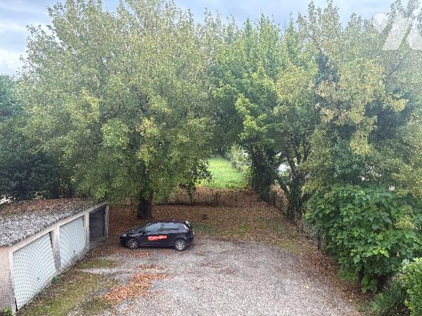 Immeuble en centre ville de Casteljaloux composé de 3 logements, avec cave, garage et jardin !