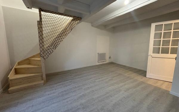 Maison à louer    2 pièces •  Croutelle