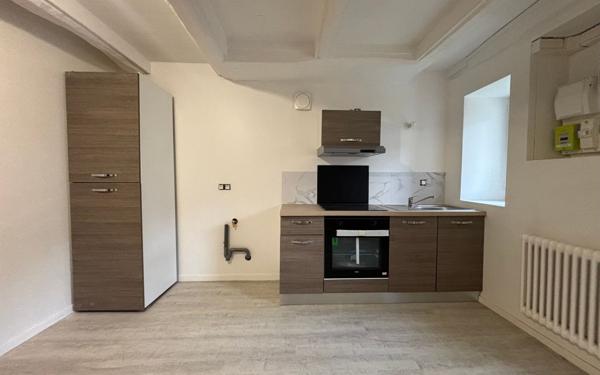 Maison à louer    2 pièces •  Croutelle