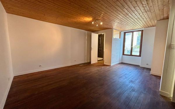 Maison à louer    2 pièces •  Croutelle