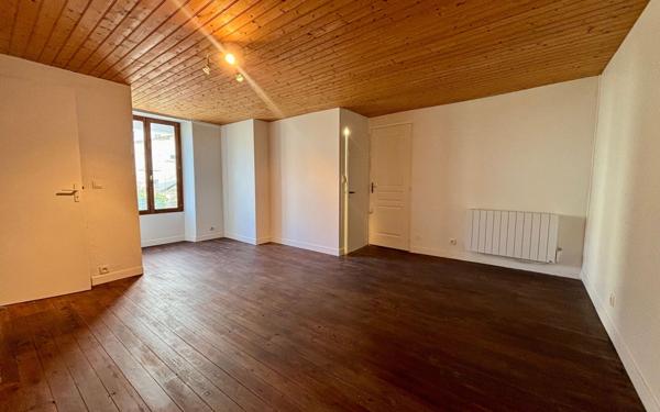 Maison à louer    2 pièces •  Croutelle