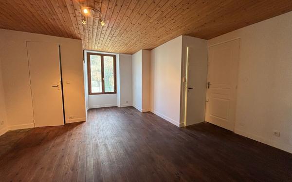 Maison à louer    2 pièces •  Croutelle