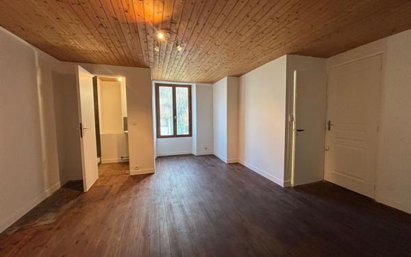 Maison à louer    2 pièces •  Croutelle