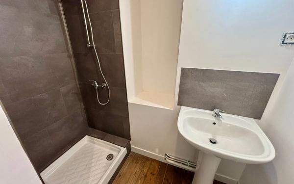 Maison à louer    2 pièces •  Croutelle