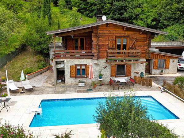 Spacieuse maison avec piscine et vue imprenable sur château de Montségur