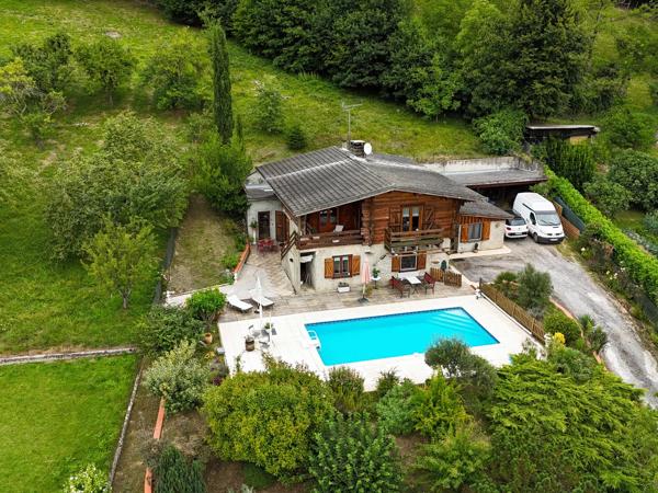 Spacieuse maison avec piscine et vue imprenable sur château de Montségur